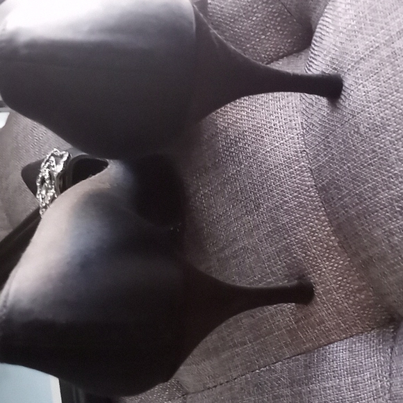 Stuart Weitzman black satin pumps sz 8.5 - Picture 2 of 6
